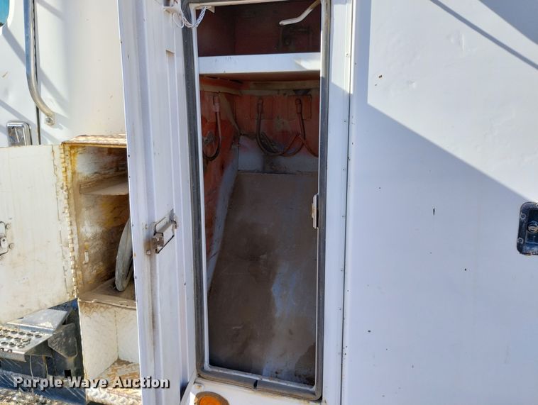 image for item DF8224 1990 International 4800  digger derrick truck