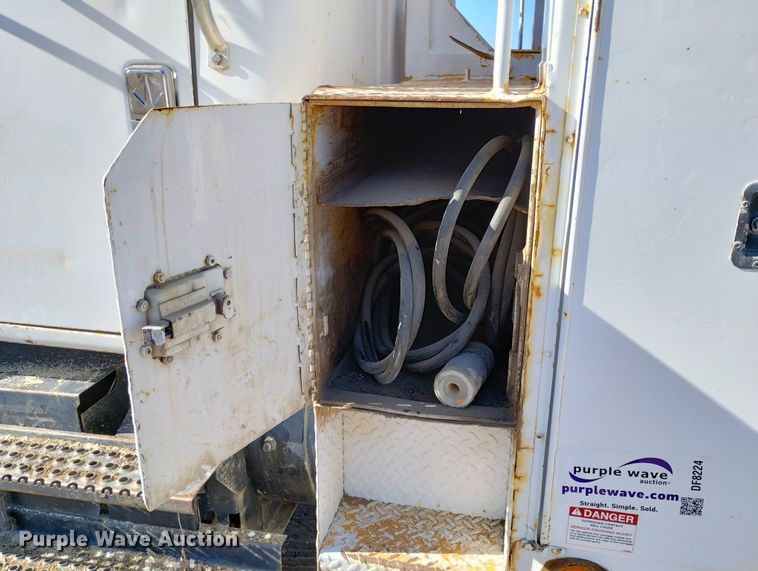 image for item DF8224 1990 International 4800  digger derrick truck