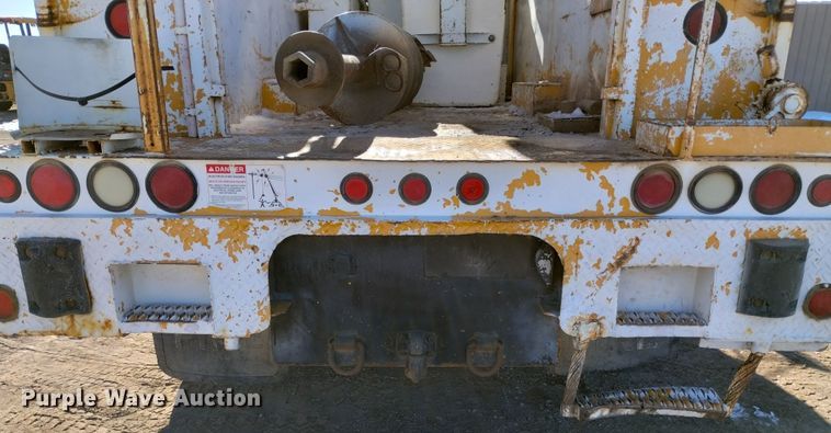 image for item DF8224 1990 International 4800  digger derrick truck