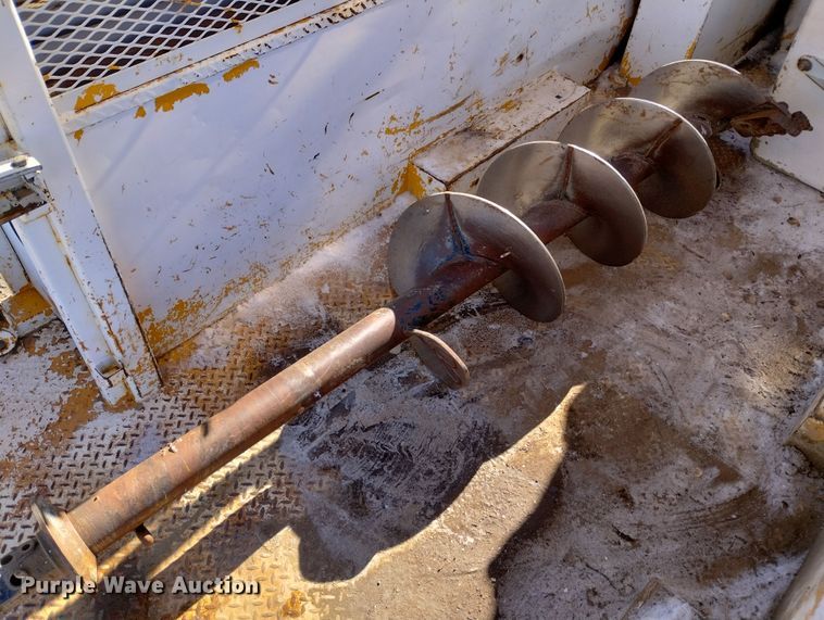 image for item DF8224 1990 International 4800  digger derrick truck