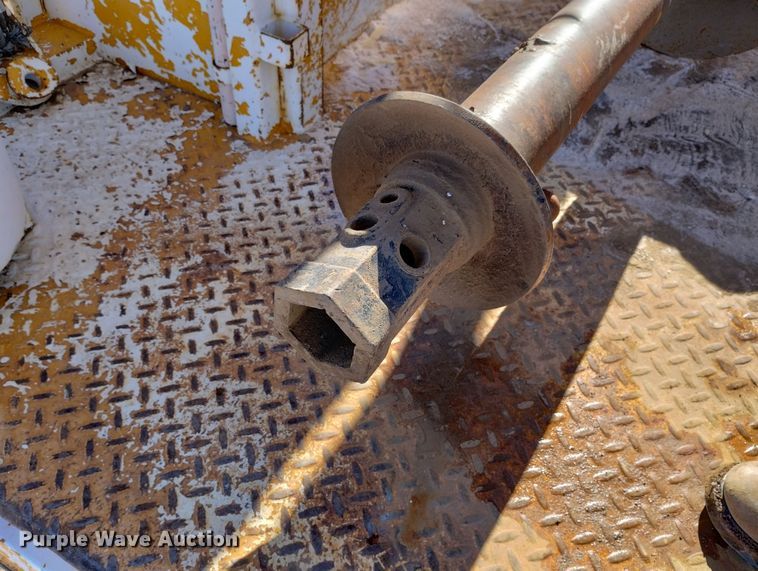 image for item DF8224 1990 International 4800  digger derrick truck