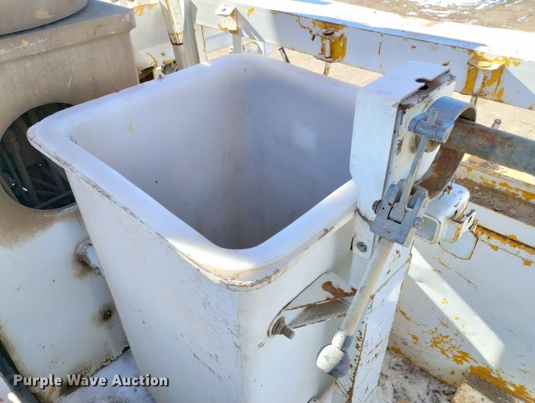 image for item DF8224 1990 International 4800  digger derrick truck