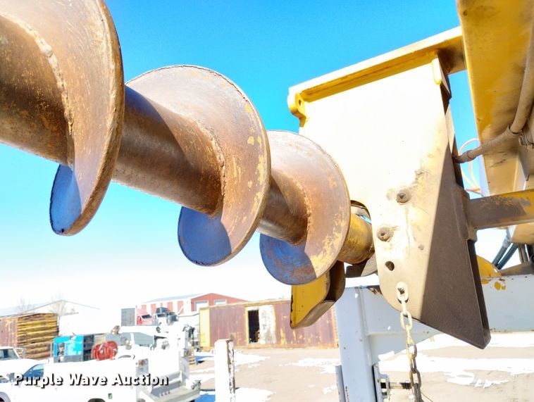 image for item DF8224 1990 International 4800  digger derrick truck