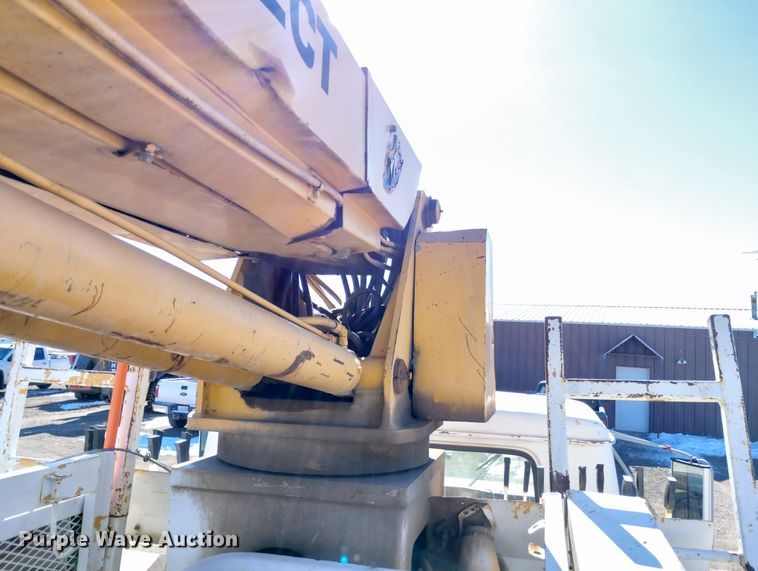 image for item DF8224 1990 International 4800  digger derrick truck