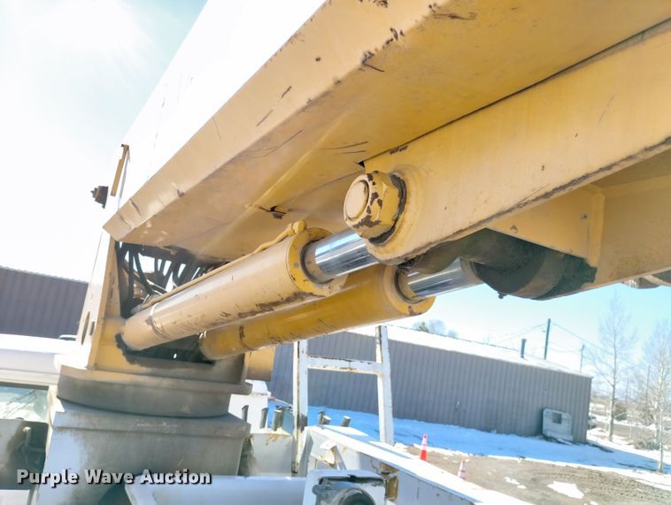 image for item DF8224 1990 International 4800  digger derrick truck