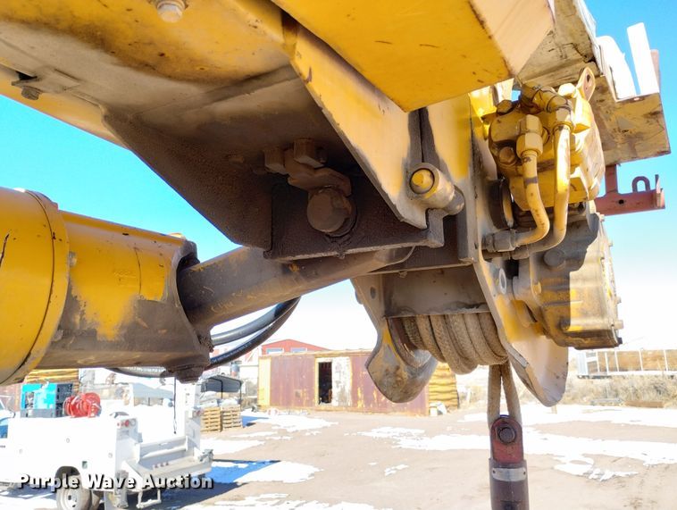 image for item DF8224 1990 International 4800  digger derrick truck
