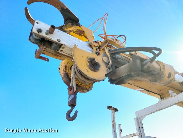 image for item DF8224 1990 International 4800  digger derrick truck