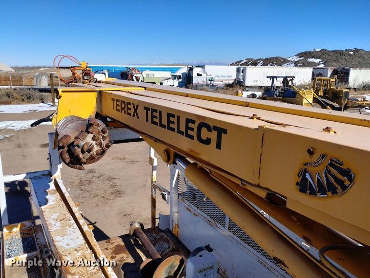 image for item DF8224 1990 International 4800  digger derrick truck