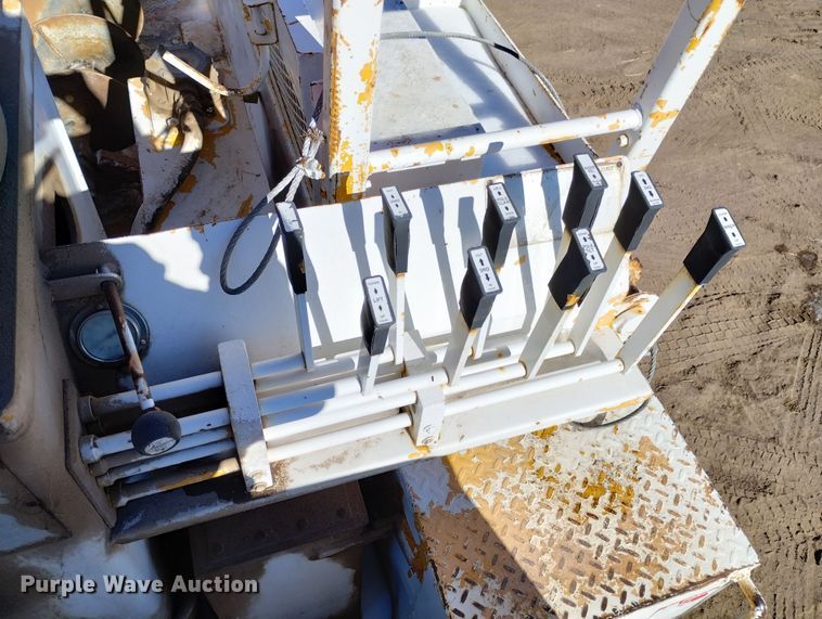 image for item DF8224 1990 International 4800  digger derrick truck