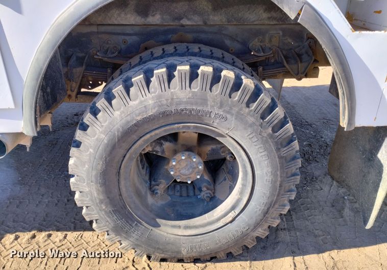 image for item DF8224 1990 International 4800  digger derrick truck