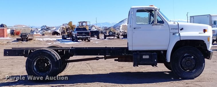 image for item DF8227 1989 Ford F700  truck cab and chassis