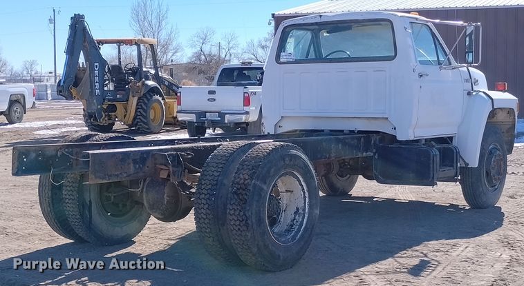 image for item DF8227 1989 Ford F700  truck cab and chassis