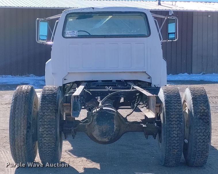 image for item DF8227 1989 Ford F700  truck cab and chassis