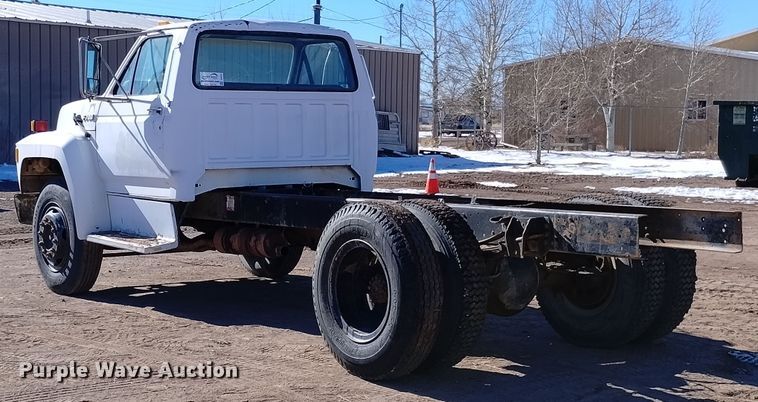 image for item DF8227 1989 Ford F700  truck cab and chassis