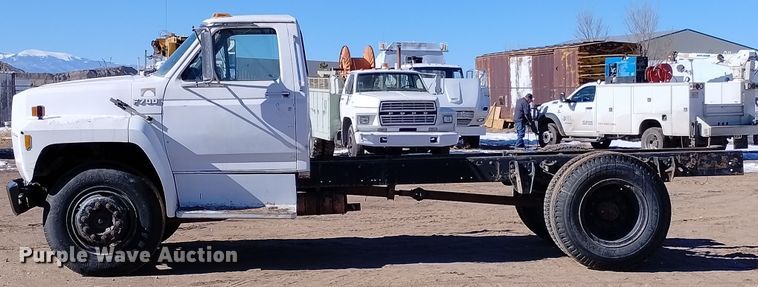 image for item DF8227 1989 Ford F700  truck cab and chassis