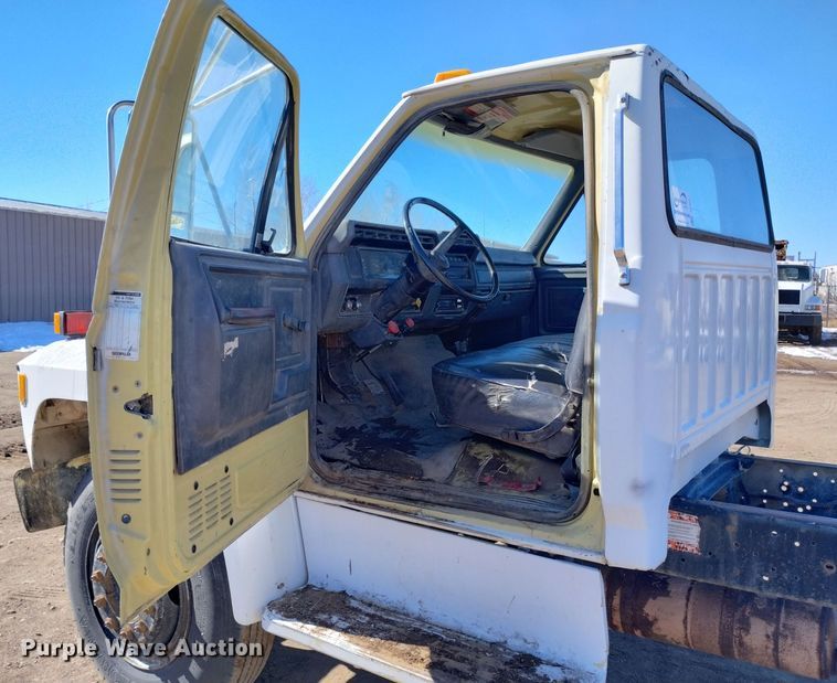 image for item DF8227 1989 Ford F700  truck cab and chassis