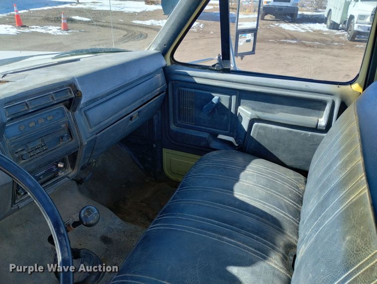 image for item DF8227 1989 Ford F700  truck cab and chassis