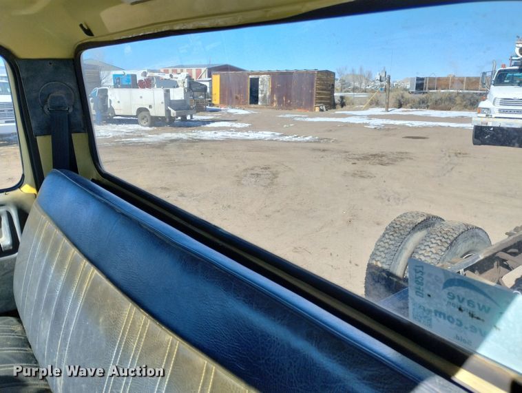 image for item DF8227 1989 Ford F700  truck cab and chassis