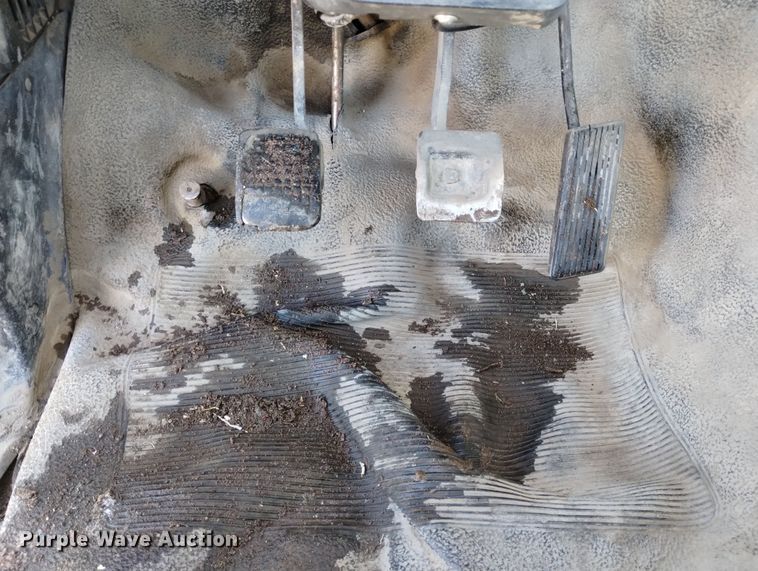 image for item DF8227 1989 Ford F700  truck cab and chassis