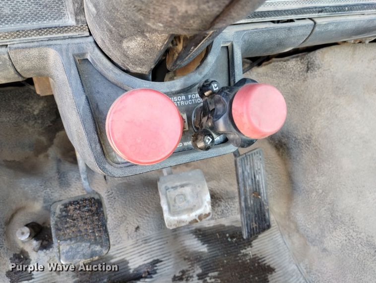 image for item DF8227 1989 Ford F700  truck cab and chassis