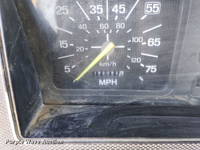 image for item DF8227 1989 Ford F700  truck cab and chassis