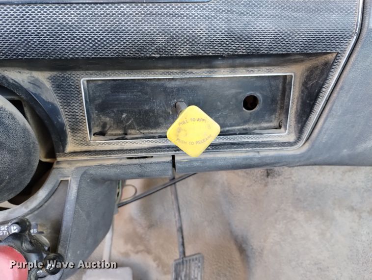 image for item DF8227 1989 Ford F700  truck cab and chassis