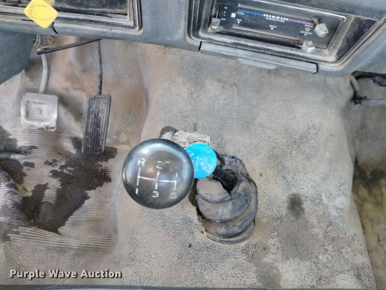 image for item DF8227 1989 Ford F700  truck cab and chassis