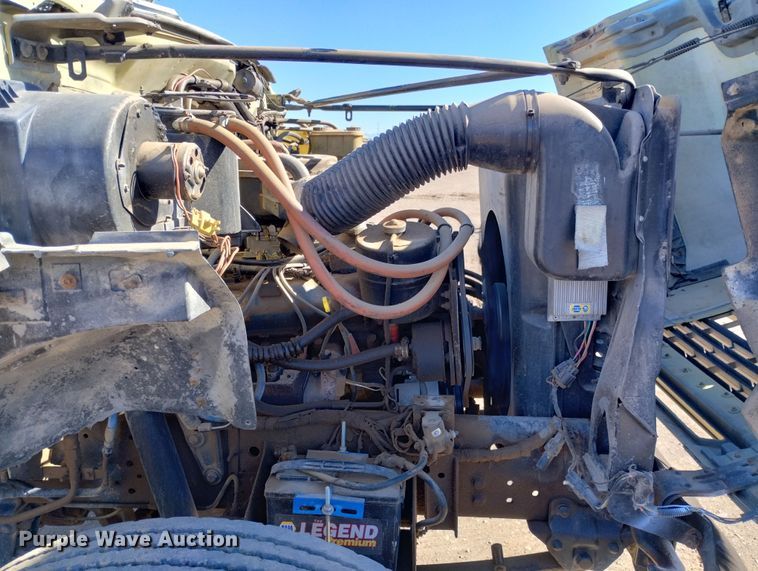 image for item DF8227 1989 Ford F700  truck cab and chassis