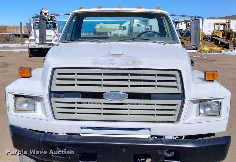 image for item DF8227 1989 Ford F700  truck cab and chassis