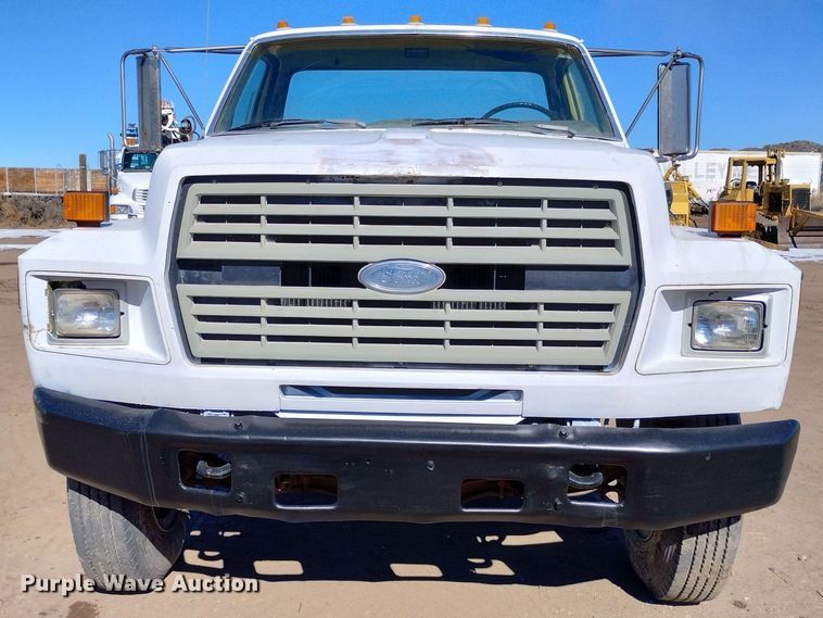 image for item DF8227 1989 Ford F700  truck cab and chassis