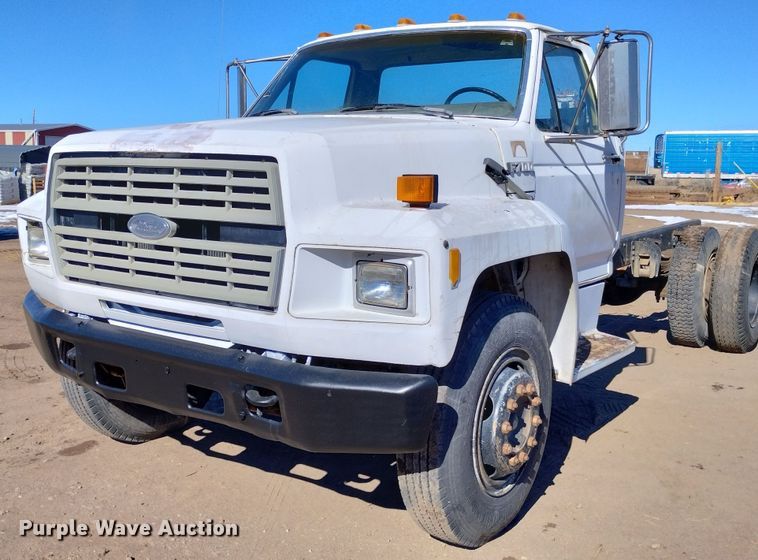 image for item DF8227 1989 Ford F700  truck cab and chassis