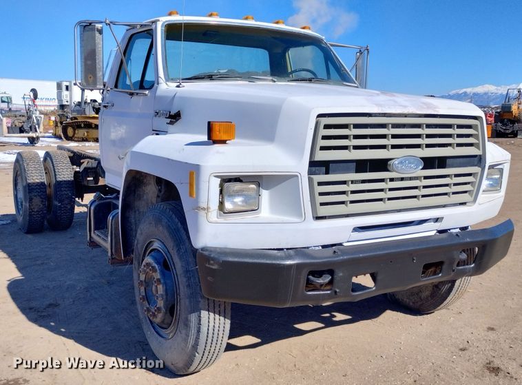 image for item DF8227 1989 Ford F700  truck cab and chassis
