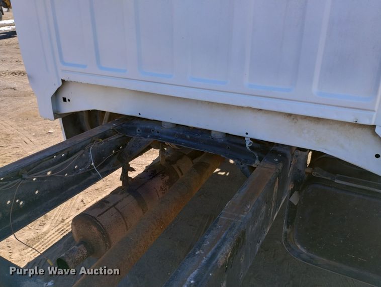 image for item DF8227 1989 Ford F700  truck cab and chassis