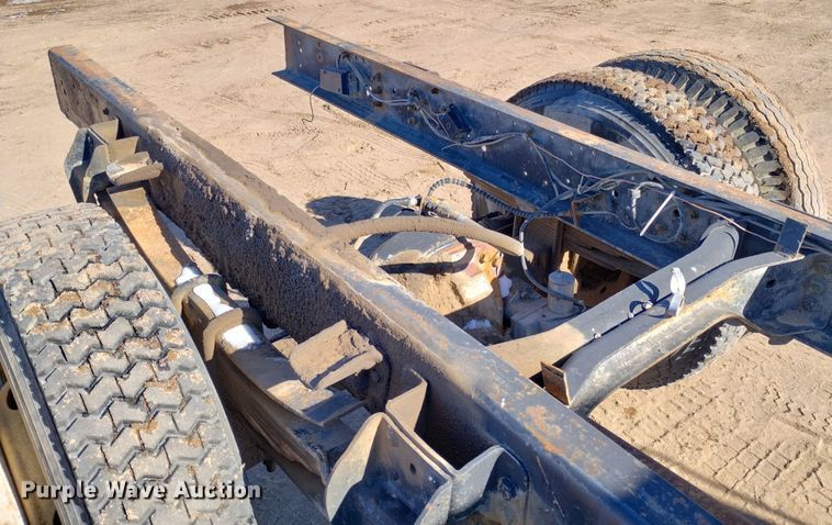 image for item DF8227 1989 Ford F700  truck cab and chassis