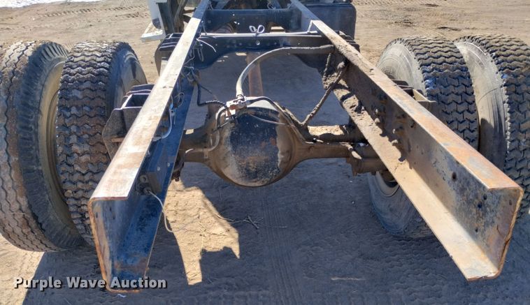 image for item DF8227 1989 Ford F700  truck cab and chassis