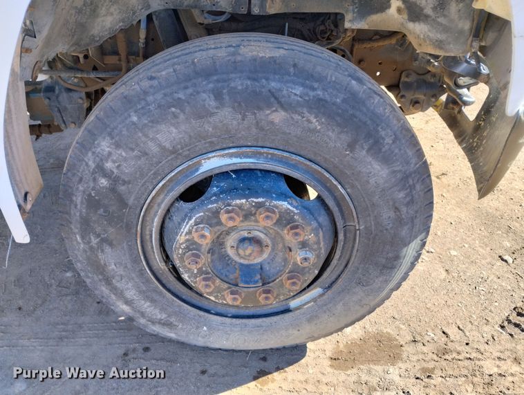 image for item DF8227 1989 Ford F700  truck cab and chassis