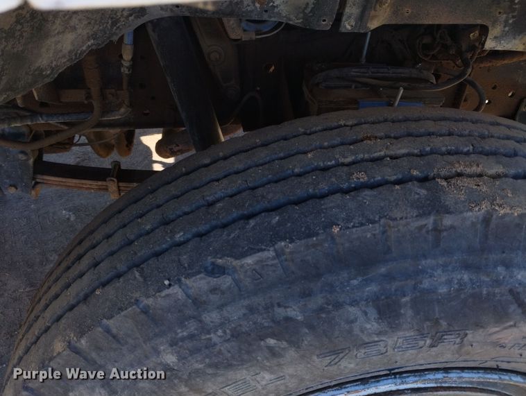 image for item DF8227 1989 Ford F700  truck cab and chassis