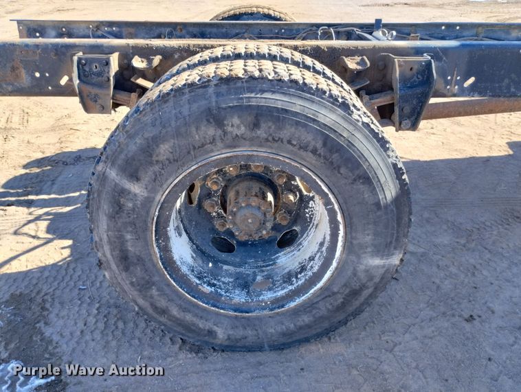 image for item DF8227 1989 Ford F700  truck cab and chassis