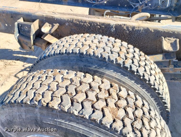 image for item DF8227 1989 Ford F700  truck cab and chassis