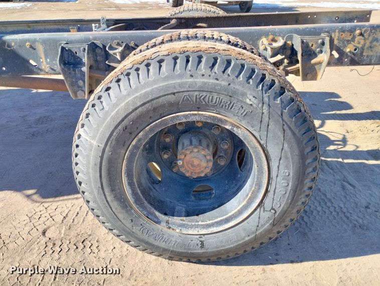 image for item DF8227 1989 Ford F700  truck cab and chassis