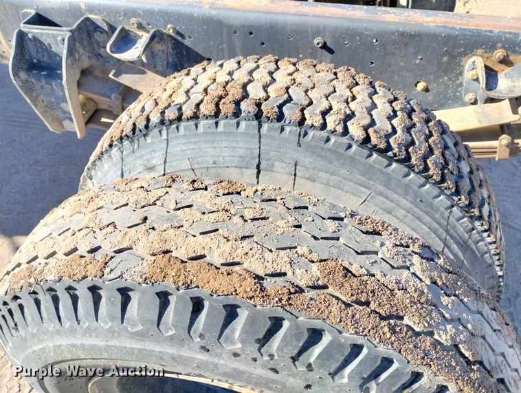 image for item DF8227 1989 Ford F700  truck cab and chassis