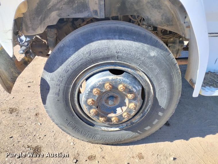 image for item DF8227 1989 Ford F700  truck cab and chassis