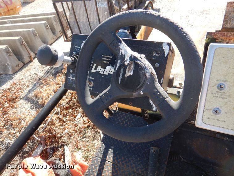 image for item DJ3866 2007 LeeBoy 8816  paver