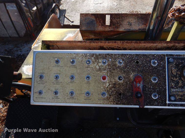 image for item DJ3866 2007 LeeBoy 8816  paver