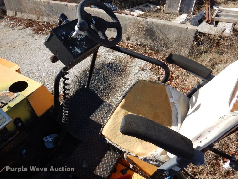 image for item DJ3866 2007 LeeBoy 8816  paver