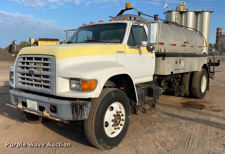 image for item DK6488 1999 Ford F800  oil distributor truck