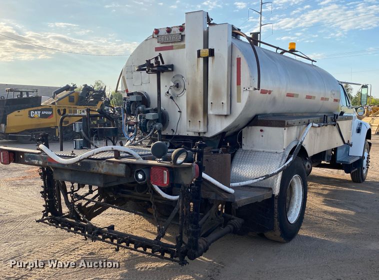 image for item DK6488 1999 Ford F800  oil distributor truck