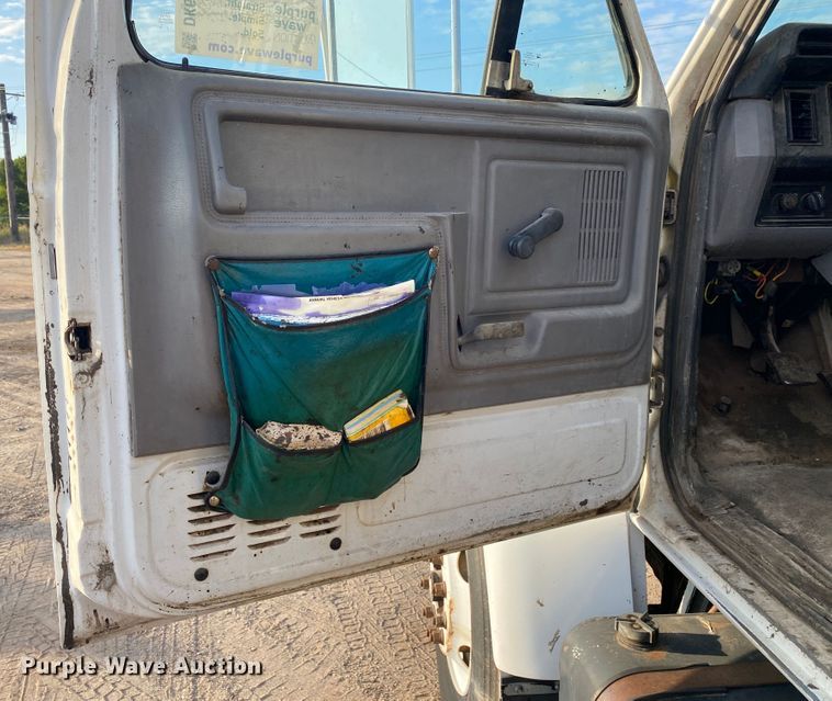 image for item DK6488 1999 Ford F800  oil distributor truck