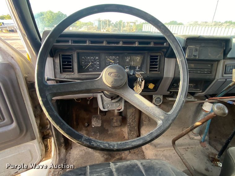 image for item DK6488 1999 Ford F800  oil distributor truck