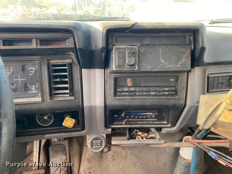 image for item DK6488 1999 Ford F800  oil distributor truck